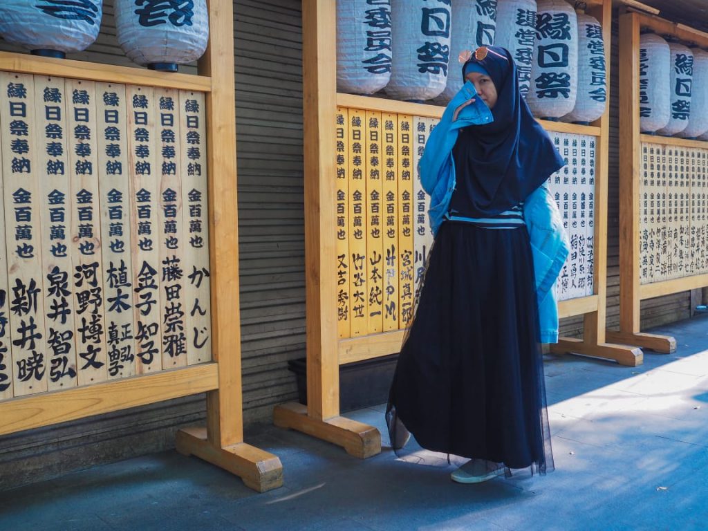 fashion hijab saat traveling