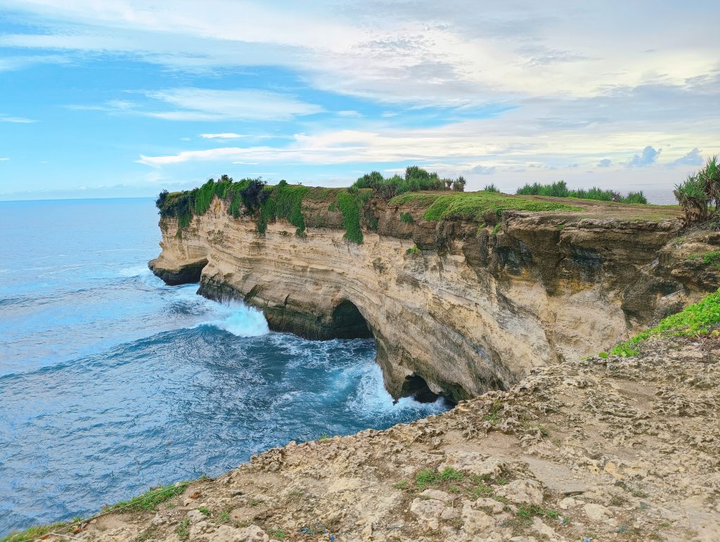 Rekomendasi Wisata Pacitan Karang Bolong