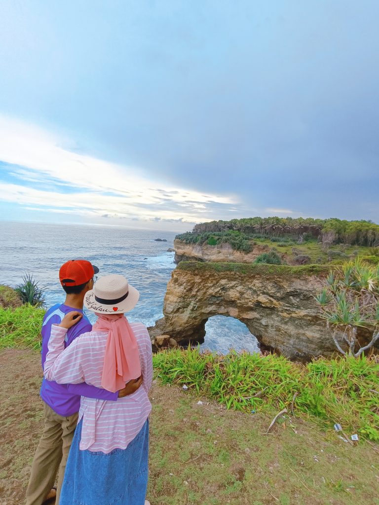 Rekomendasi Wisata Pacitan Karang Bolong