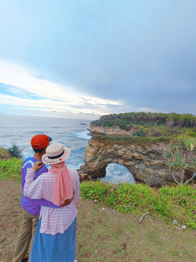Rekomendasi Wisata Pacitan Karang Bolong