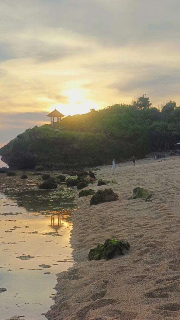 Rekomendasi Wisata Pacitan Pantai Watukarung